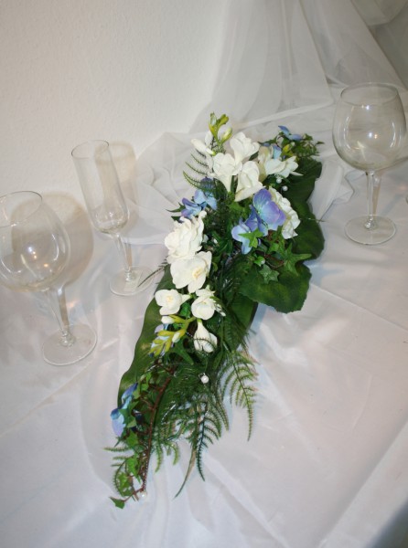 Gesteck hochzeit freesien